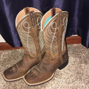 LIKE NEW WOMENS BOOTS